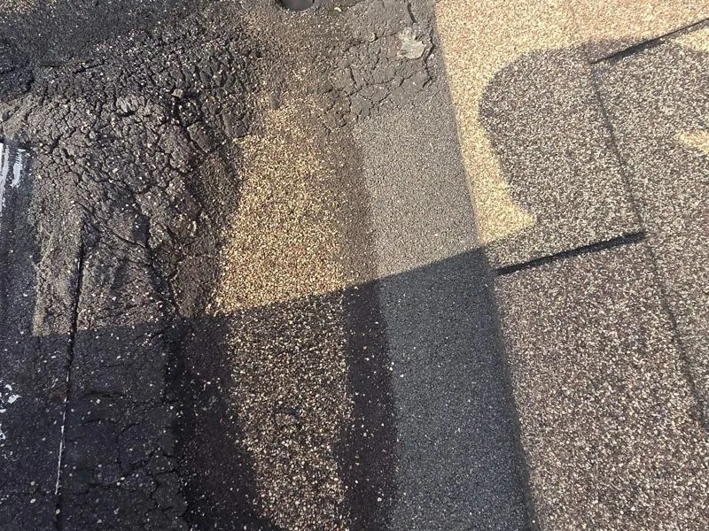 Flat roof edge sealed with roofing tar